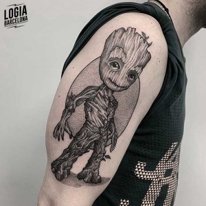 tatuaje en el brazo Logia Barcelona